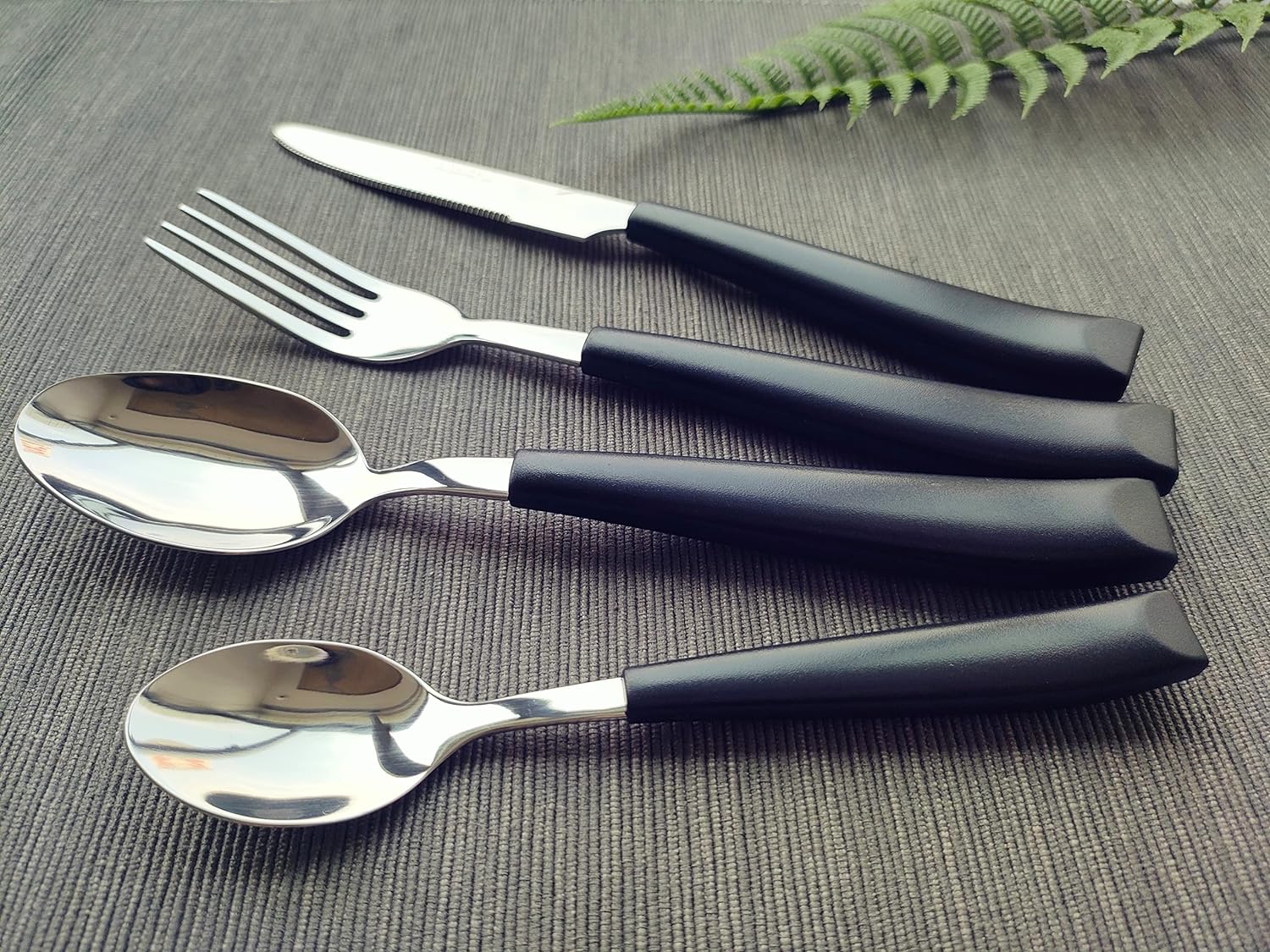 EXZACT Cutlery Set 16PCS - Stainless Steel with Plastic Wide Handles